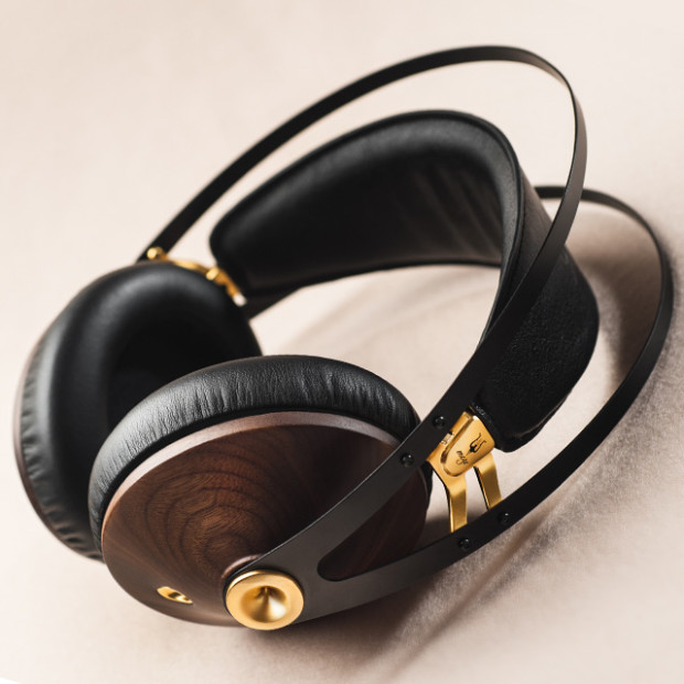 Romanian designer raises USD 45,000 on Indiegogo with wooden headphones